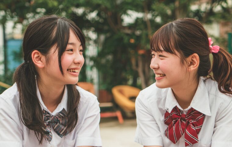 笑顔で会話する女学生